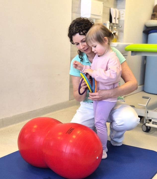 Pacjent w procesie terapii pediatrycznej w gabinecie Be Active