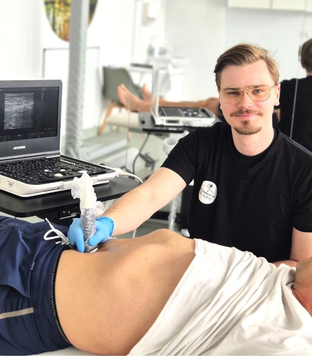 Wykonywanie USG przez doświadczonego fizjoterapeutę urologicznego.