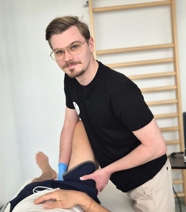 Fizjoterapeuta urologiczny podczas pracy z Pacjentem.
