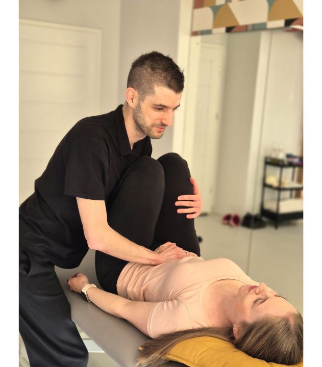 Zabieg osteopatyczny przeprowadzany przez dyplomowanego specjalistę w Centrum Be Active. 