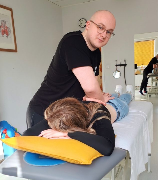 Doświadczony Fizjoterapeuta wykonuje masaż tkanek głębokich.