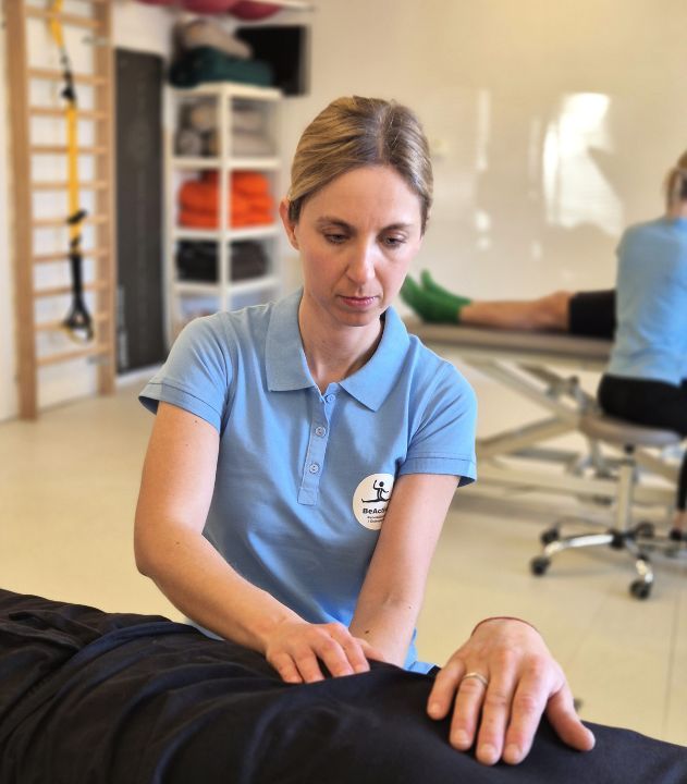 Dyplomowana specjalistka podczas zabiegu osteopatycznego. 