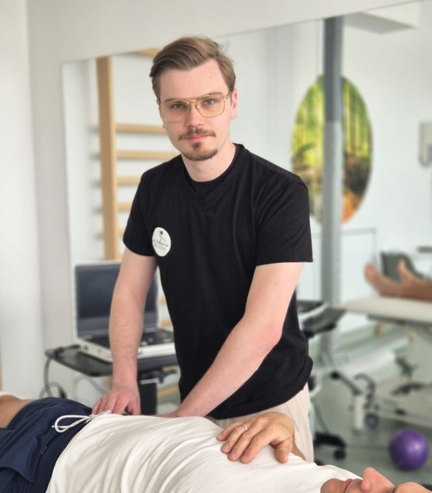 Specjalista urologiczny sprawdza napięcie mięśniowe u Pacjenta z dolegliwościami bólowymi.